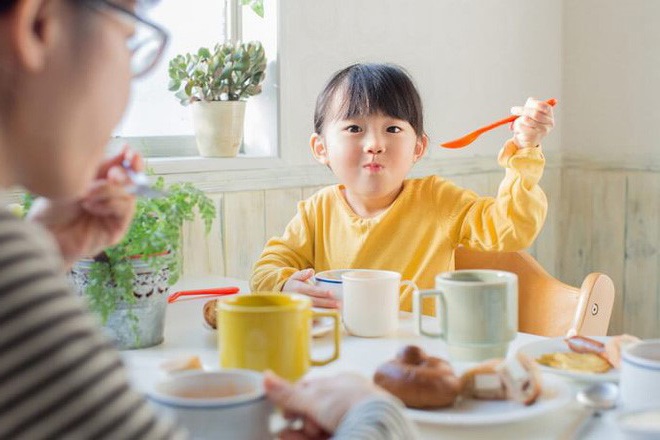 Những sai lầm khi cho bé ăn sáng gây hại, khiến con chậm lớn
