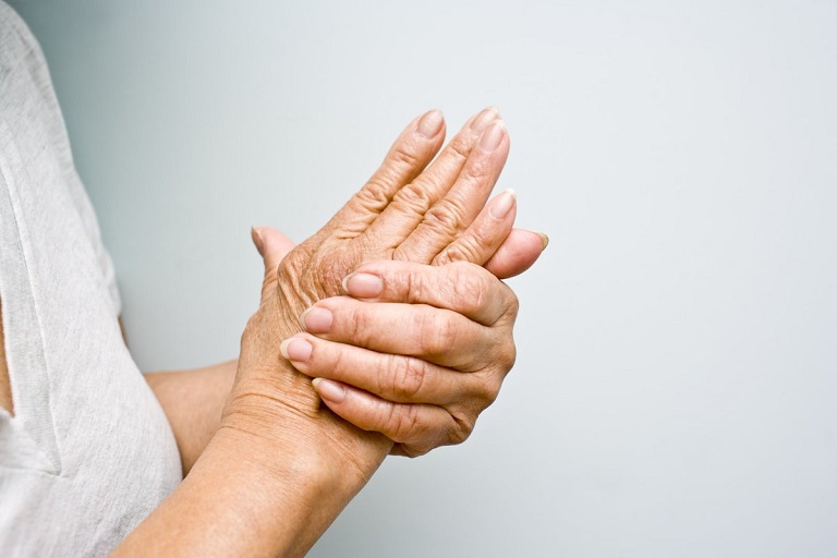 Nguyên nhân gây tê bì chân tay ở người già