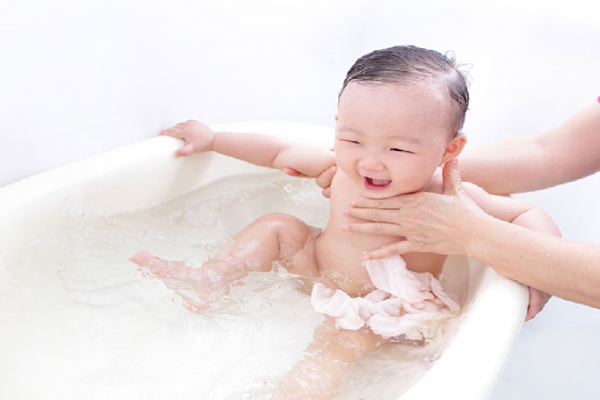 Chữa sổ mũi cho trẻ bằng cách tắm nước ấm