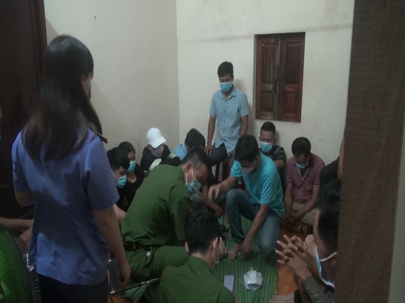 Lực lượng công an Quảng Ngãi phát hiện 10 người tham gia xóc bầu cua ăn tiền